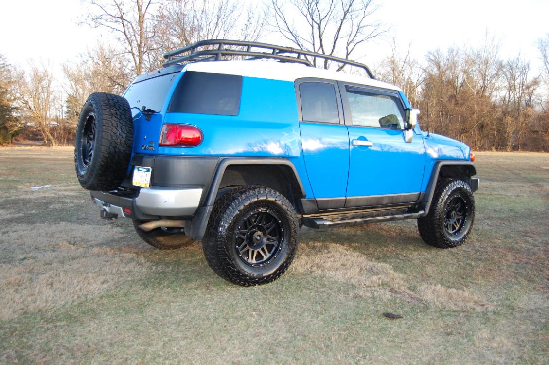 2007 Blue /Black Cloth Toyota FJ Cruiser (JTEBU11F070) with an 4.0L V6 DOHC 24V engine, 5-Speed Automatic Overdrive transmission, located at 6528 Lower York Road, New Hope, PA, 18938, (215) 862-9555, 40.358707, -74.977882 - Photo #5