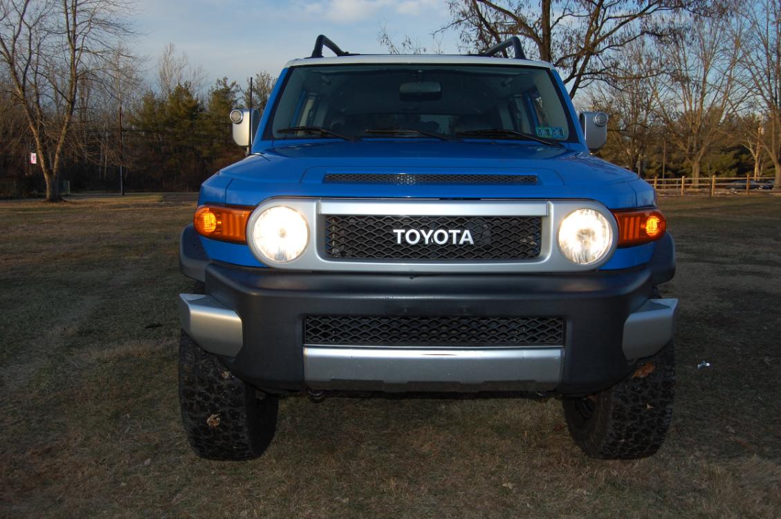 2007 Blue /Black Cloth Toyota FJ Cruiser (JTEBU11F070) with an 4.0L V6 DOHC 24V engine, 5-Speed Automatic Overdrive transmission, located at 6528 Lower York Road, New Hope, PA, 18938, (215) 862-9555, 40.358707, -74.977882 - Photo #6
