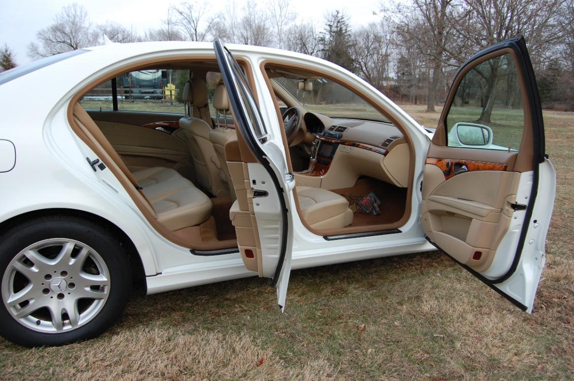 2007 White /Tan Leather Mercedes-Benz E-Class E320 BLUETEC (WDBUF22X47B) with an 3.0L V6 DOHC 24V TURBO DIESEL engine, 7-Speed Automatic Overdrive transmission, located at 6528 Lower York Road, New Hope, PA, 18938, (215) 862-9555, 40.358707, -74.977882 - Photo #9