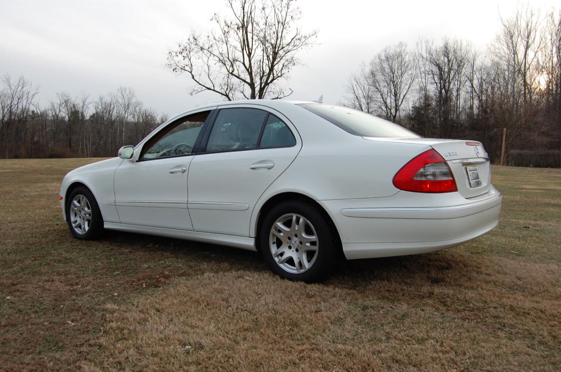 2007 White /Tan Leather Mercedes-Benz E-Class E320 BLUETEC (WDBUF22X47B) with an 3.0L V6 DOHC 24V TURBO DIESEL engine, 7-Speed Automatic Overdrive transmission, located at 6528 Lower York Road, New Hope, PA, 18938, (215) 862-9555, 40.358707, -74.977882 - Photo #2