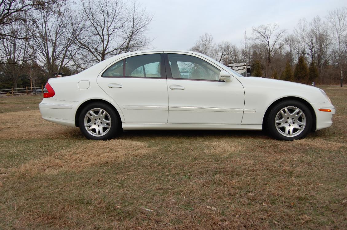 2007 White /Tan Leather Mercedes-Benz E-Class E320 BLUETEC (WDBUF22X47B) with an 3.0L V6 DOHC 24V TURBO DIESEL engine, 7-Speed Automatic Overdrive transmission, located at 6528 Lower York Road, New Hope, PA, 18938, (215) 862-9555, 40.358707, -74.977882 - Photo #4