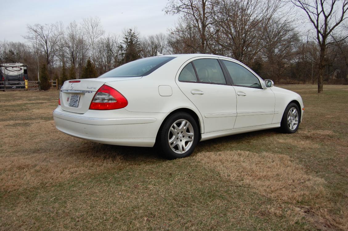 2007 White /Tan Leather Mercedes-Benz E-Class E320 BLUETEC (WDBUF22X47B) with an 3.0L V6 DOHC 24V TURBO DIESEL engine, 7-Speed Automatic Overdrive transmission, located at 6528 Lower York Road, New Hope, PA, 18938, (215) 862-9555, 40.358707, -74.977882 - Here for sale is a very well serviced 2007 Mercedes-Benz E320 Bluetec. Under the hood is a strong running 3.0 liter turbocharged V6 diesel which puts power to the rear wheels via a smooth shifting automatic transmission. Features include; Tan leather interior, wood grain trim, keyless entry with 2 - Photo #5
