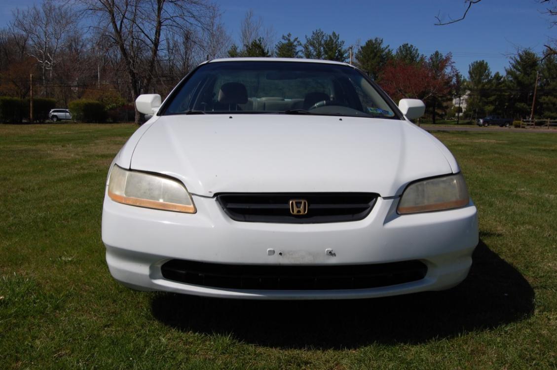 2000 White /Tan cloth Honda Accord LX V-6 (1HGCG224XYA) with an 3.0L V6 SOHC 24V engine, 4-Speed Automatic Overdrive transmission, located at 6528 Lower York Road, New Hope, PA, 18938, (215) 862-9555, 40.358707, -74.977882 - Photo #13
