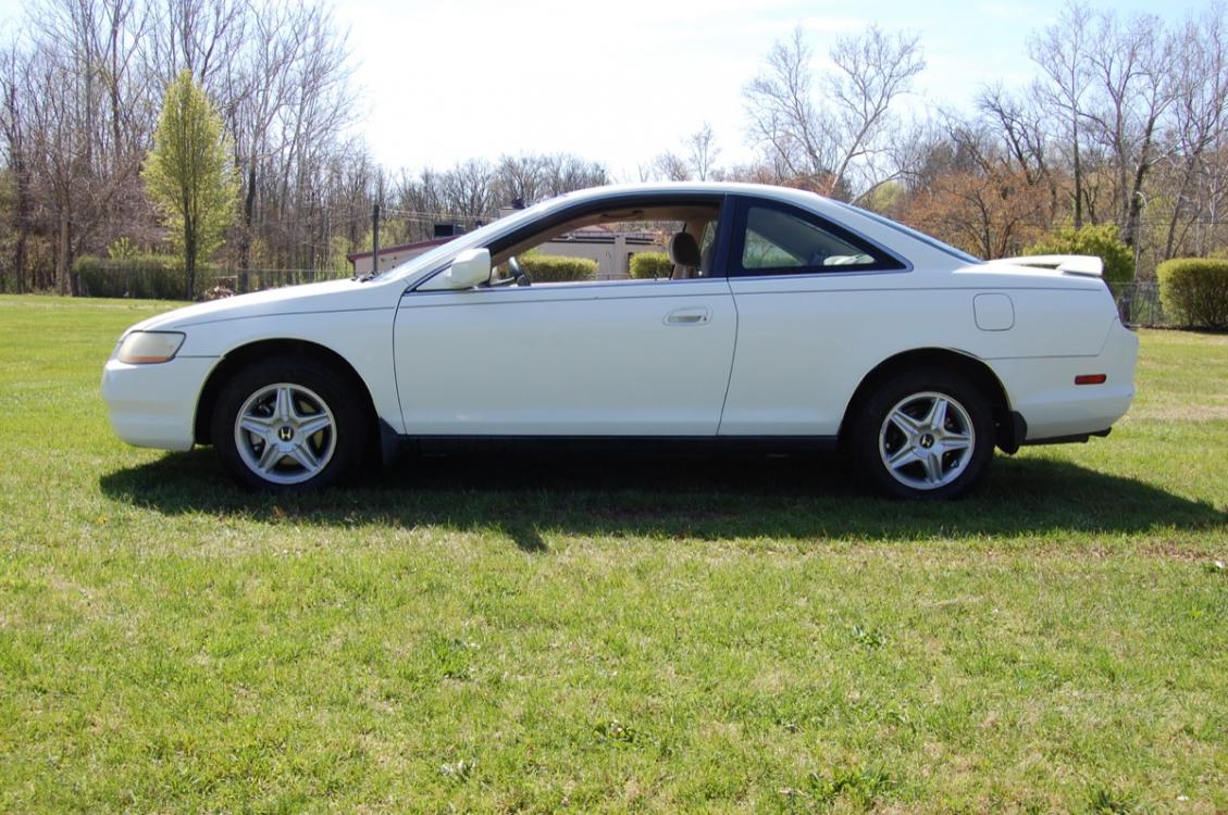 2000 White /Tan cloth Honda Accord LX V-6 (1HGCG224XYA) with an 3.0L V6 SOHC 24V engine, 4-Speed Automatic Overdrive transmission, located at 6528 Lower York Road, New Hope, PA, 18938, (215) 862-9555, 40.358707, -74.977882 - Photo #1
