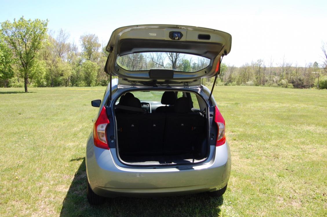 2015 Gray /Black cloth Nissan Versa Note SV (3N1CE2CP7FL) with an 1.6L L4 DOHC 16V engine, Automatic transmission, located at 6528 Lower York Road, New Hope, PA, 18938, (215) 862-9555, 40.358707, -74.977882 - Photo #8