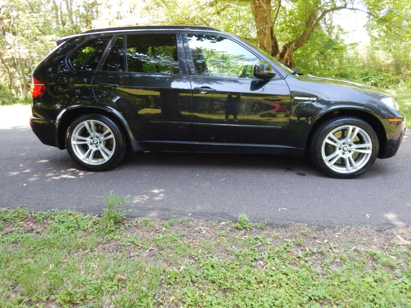 2012 Black /Black Leather BMW X5 M (5YMGY0C58CL) with an 4.4L V8 Twin Turbo engine, 6-Speed Automatic transmission, located at 6528 Lower York Road, New Hope, PA, 18938, (215) 862-9555, 40.358707, -74.977882 - Here for sale is a very cool 2012 BMW X5M. Under the hood is a strong running 4.4 liter twin turbo V8 producing 555 HP and puts that power to the intelligent AWD system via a smooth shifting automatic transmission with paddle shifters. Features include; Black leather upholstery, keyless entry syst - Photo#4