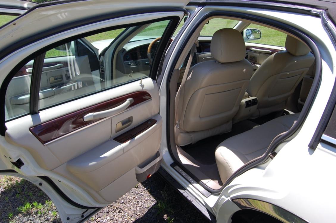 2004 White /Tan Leather Lincoln Town Car Ultimate (1LNHM83W14Y) with an 4.6L V8 SOHC 16V engine, 4-Speed Automatic Overdrive transmission, located at 6528 Lower York Road, New Hope, PA, 18938, (215) 862-9555, 40.358707, -74.977882 - Photo #10