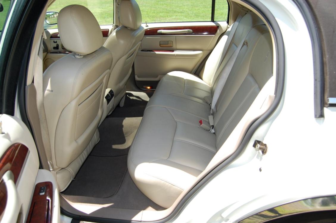 2004 White /Tan Leather Lincoln Town Car Ultimate (1LNHM83W14Y) with an 4.6L V8 SOHC 16V engine, 4-Speed Automatic Overdrive transmission, located at 6528 Lower York Road, New Hope, PA, 18938, (215) 862-9555, 40.358707, -74.977882 - Photo #11