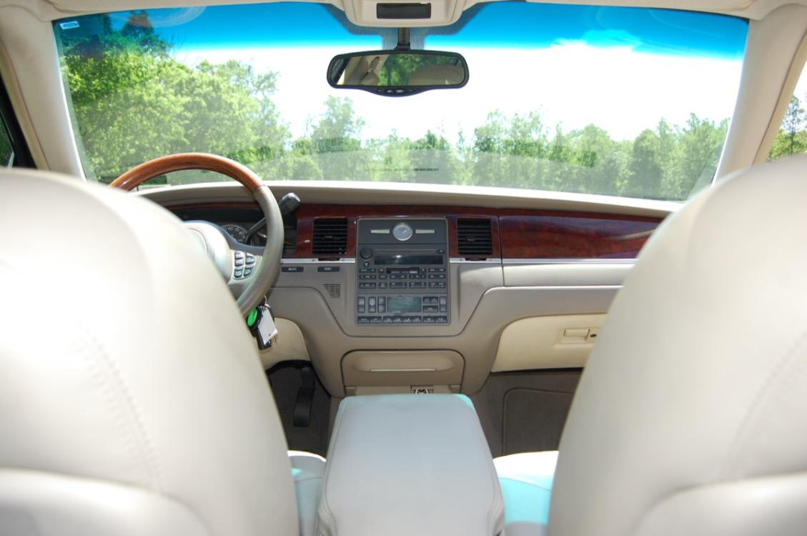 2004 White /Tan Leather Lincoln Town Car Ultimate (1LNHM83W14Y) with an 4.6L V8 SOHC 16V engine, 4-Speed Automatic Overdrive transmission, located at 6528 Lower York Road, New Hope, PA, 18938, (215) 862-9555, 40.358707, -74.977882 - RWD 4.6L V8 Auto transmission, tan Leather Interior/wood trim, 2 master keys, 2 remotes, 2 valet keys, driver/passenger front/side airbags, power windows, power locks, power mirrors, power moonroof, power/heated seats, cruise/tilt, AM/FM/CD/Tape, 17