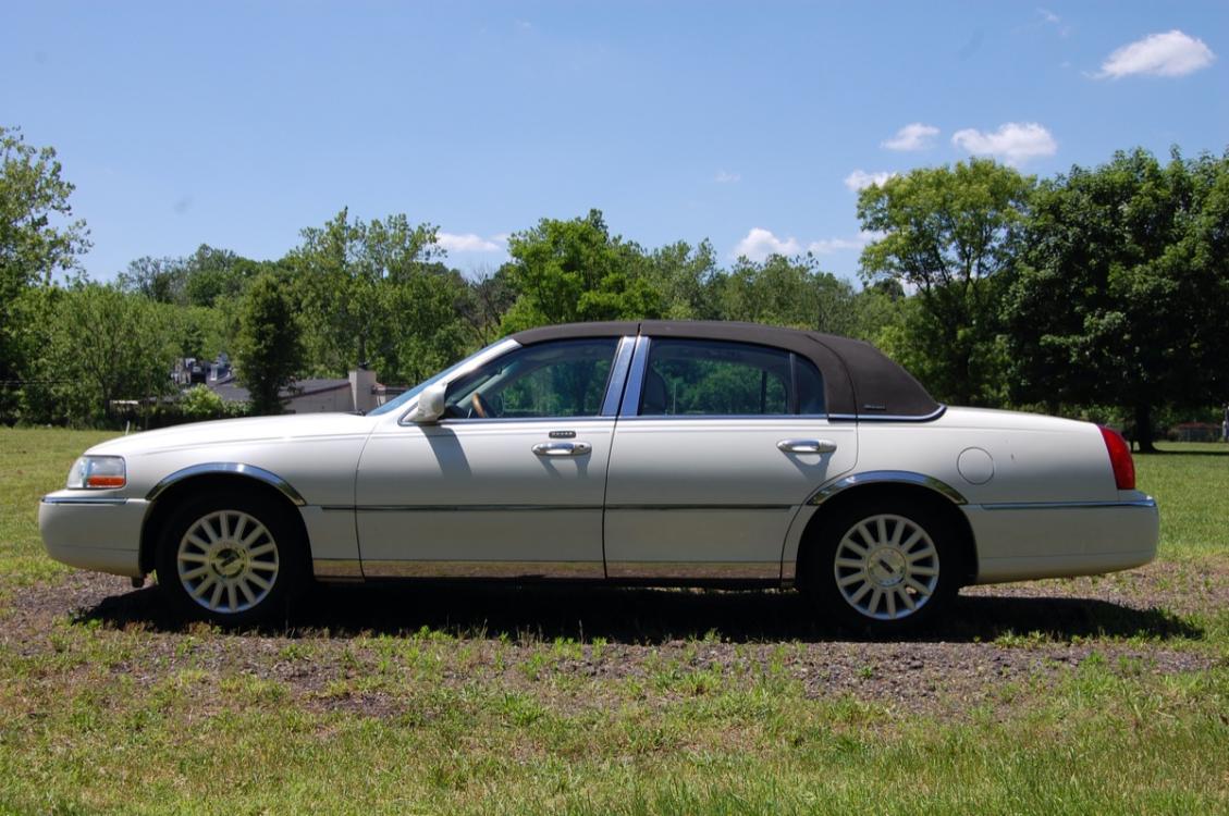 2004 White /Tan Leather Lincoln Town Car Ultimate (1LNHM83W14Y) with an 4.6L V8 SOHC 16V engine, 4-Speed Automatic Overdrive transmission, located at 6528 Lower York Road, New Hope, PA, 18938, (215) 862-9555, 40.358707, -74.977882 - Photo #1