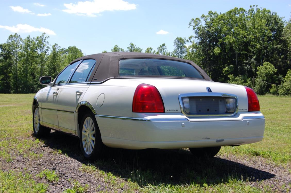 2004 White /Tan Leather Lincoln Town Car Ultimate (1LNHM83W14Y) with an 4.6L V8 SOHC 16V engine, 4-Speed Automatic Overdrive transmission, located at 6528 Lower York Road, New Hope, PA, 18938, (215) 862-9555, 40.358707, -74.977882 - Photo #2