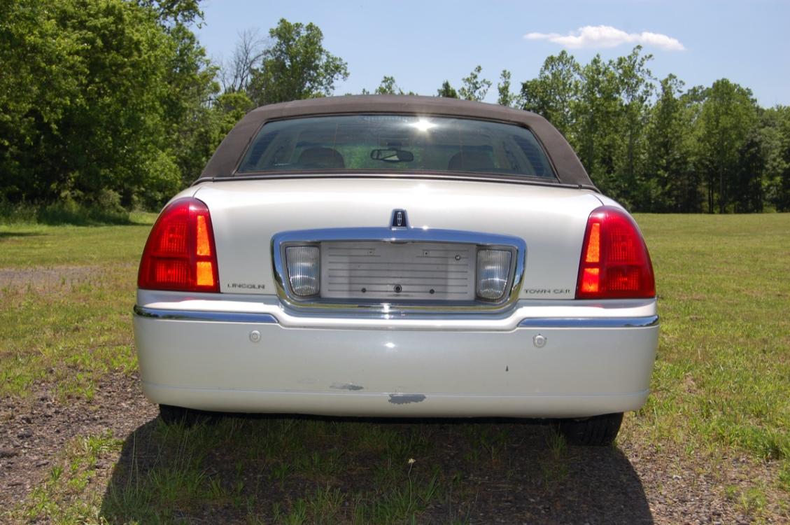 2004 White /Tan Leather Lincoln Town Car Ultimate (1LNHM83W14Y) with an 4.6L V8 SOHC 16V engine, 4-Speed Automatic Overdrive transmission, located at 6528 Lower York Road, New Hope, PA, 18938, (215) 862-9555, 40.358707, -74.977882 - Photo #3
