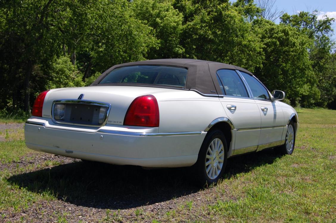 2004 White /Tan Leather Lincoln Town Car Ultimate (1LNHM83W14Y) with an 4.6L V8 SOHC 16V engine, 4-Speed Automatic Overdrive transmission, located at 6528 Lower York Road, New Hope, PA, 18938, (215) 862-9555, 40.358707, -74.977882 - Photo #4
