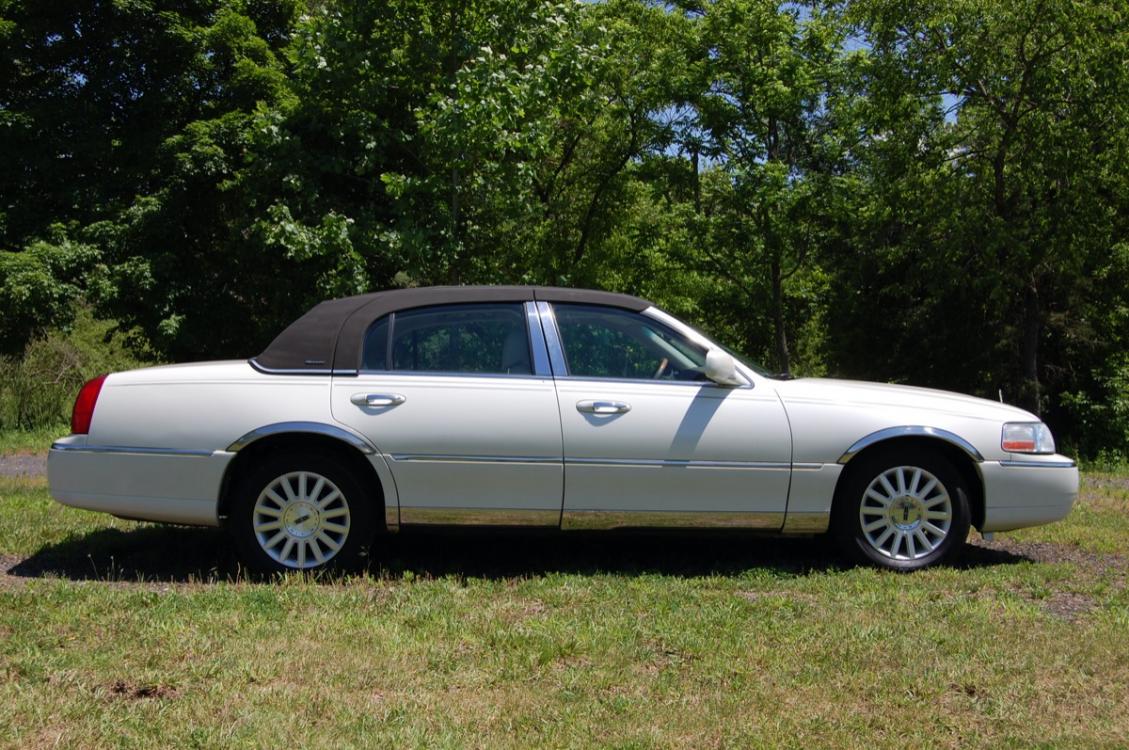 2004 White /Tan Leather Lincoln Town Car Ultimate (1LNHM83W14Y) with an 4.6L V8 SOHC 16V engine, 4-Speed Automatic Overdrive transmission, located at 6528 Lower York Road, New Hope, PA, 18938, (215) 862-9555, 40.358707, -74.977882 - Photo #5