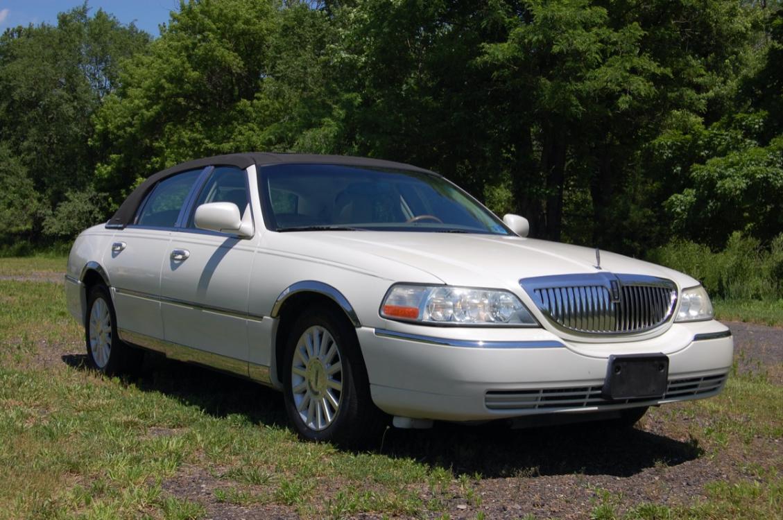 2004 White /Tan Leather Lincoln Town Car Ultimate (1LNHM83W14Y) with an 4.6L V8 SOHC 16V engine, 4-Speed Automatic Overdrive transmission, located at 6528 Lower York Road, New Hope, PA, 18938, (215) 862-9555, 40.358707, -74.977882 - RWD 4.6L V8 Auto transmission, tan Leather Interior/wood trim, 2 master keys, 2 remotes, 2 valet keys, driver/passenger front/side airbags, power windows, power locks, power mirrors, power moonroof, power/heated seats, cruise/tilt, AM/FM/CD/Tape, 17