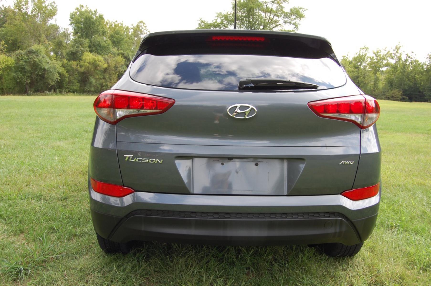 2017 Gray /Black Hyundai Tucson SE (KM8J3CA48HU) with an 2.0L L4 DOHC 16V engine, Automatic transmission, located at 6528 Lower York Road, New Hope, PA, 18938, (215) 862-9555, 40.358707, -74.977882 - Photo #8