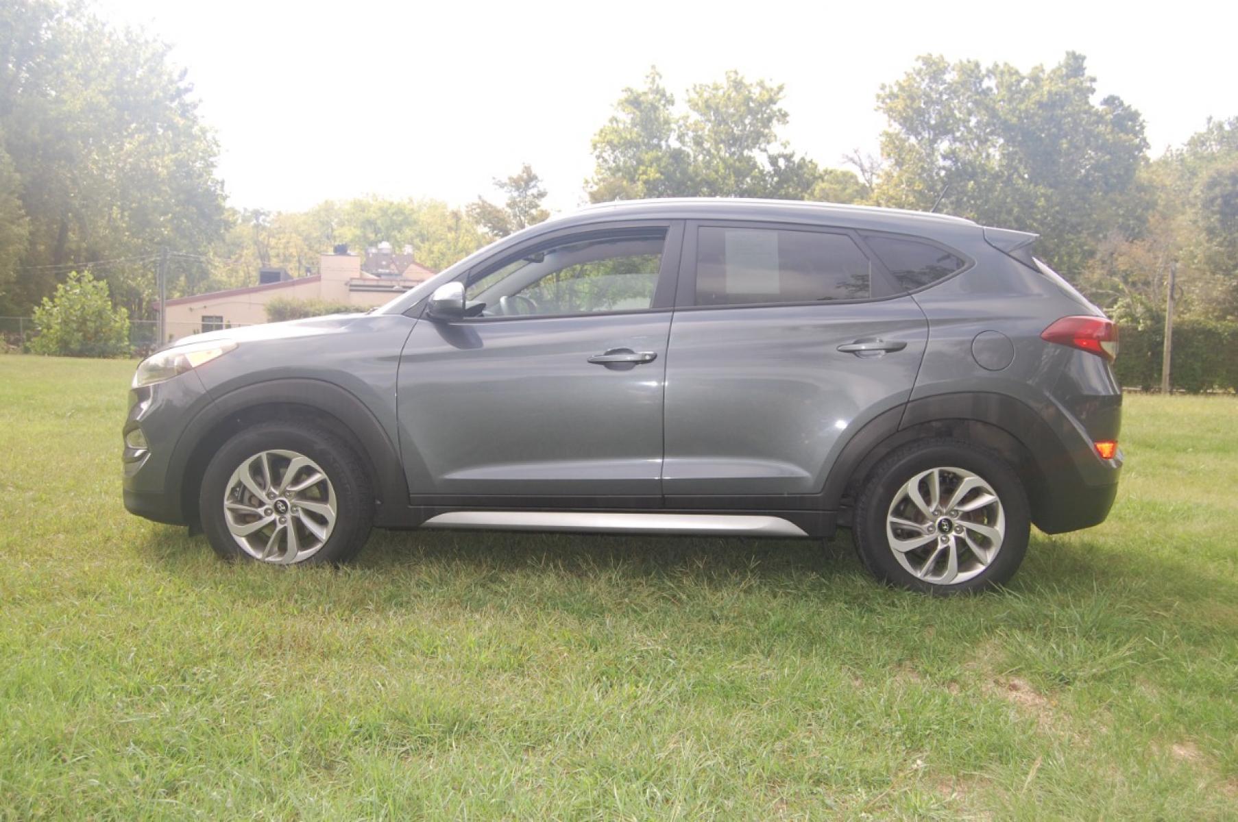 2017 Gray /Black Hyundai Tucson SE (KM8J3CA48HU) with an 2.0L L4 DOHC 16V engine, Automatic transmission, located at 6528 Lower York Road, New Hope, PA, 18938, (215) 862-9555, 40.358707, -74.977882 - Photo #5