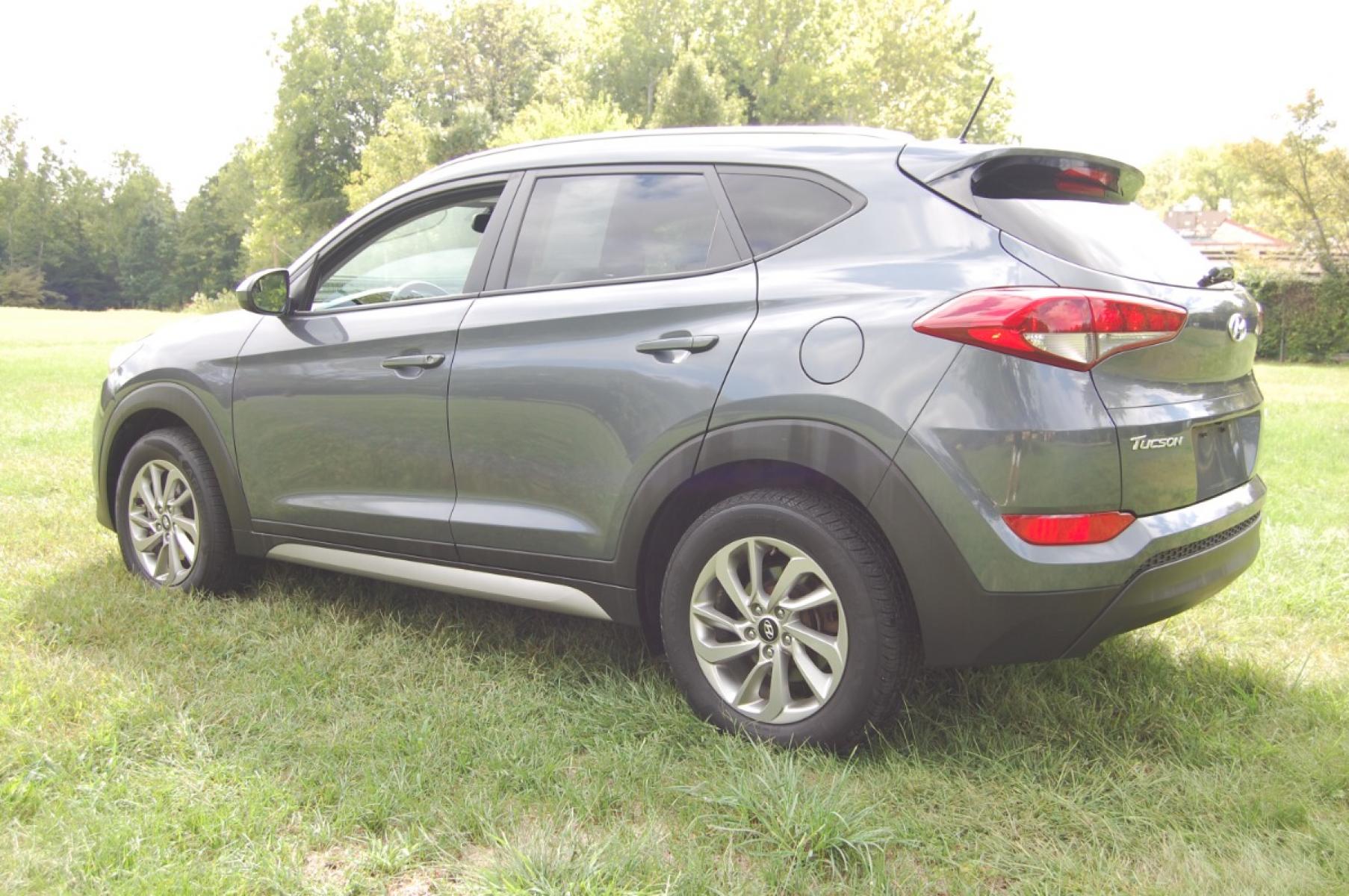 2017 Gray /Black Hyundai Tucson SE (KM8J3CA48HU) with an 2.0L L4 DOHC 16V engine, Automatic transmission, located at 6528 Lower York Road, New Hope, PA, 18938, (215) 862-9555, 40.358707, -74.977882 - Photo #4