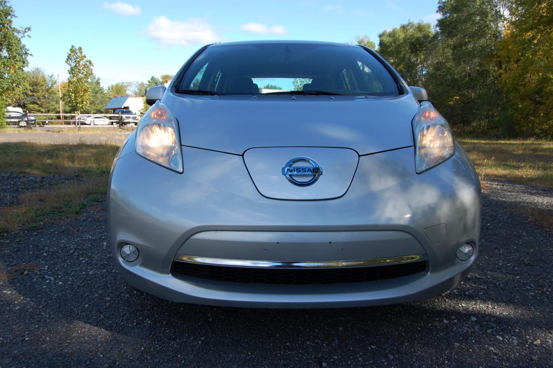 2013 Silver /Black cloth Nissan LEAF SL (1N4AZ0CP9DC) with an ELECTRIC engine, Continuously Variable Transmission transmission, located at 6528 Lower York Road, New Hope, PA, 18938, (215) 862-9555, 40.358707, -74.977882 - Here for sale is a very clean 2013 Nissan Leaf SL. This is a full electric vehicle and gets 37 miles to a charge. Features include; Black cloth interior, keyless entry system, one master key, cruise control, tilt steering wheel, cold AC, AM/FM/CD/SAT/AUX/BT, Navigation, heated steering wheel, Auto - Photo #6