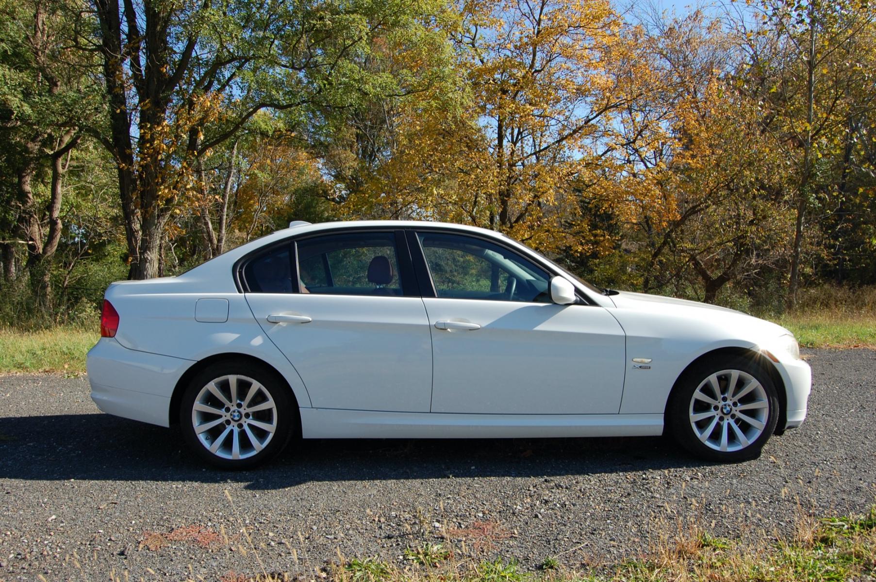 2011 White /Burgundy Leather BMW 3-Series 328i xDrive (WBAPK5C57BA) with an 3.0L L6 DOHC 24V engine, Automatic transmission, located at 6528 Lower York Road, New Hope, PA, 18938, (215) 862-9555, 40.358707, -74.977882 - Here for sale is a very nice 2011 BMW 328i XDrive sedan. Under the hood is a strong running 3.0 liter inline 6 cylinder which puts power to the AWD system via a smooth shifting automatic transmission. Features include; Burgundy leather interior, wood grain trim, keyless entry system, 2 master keys - Photo #5