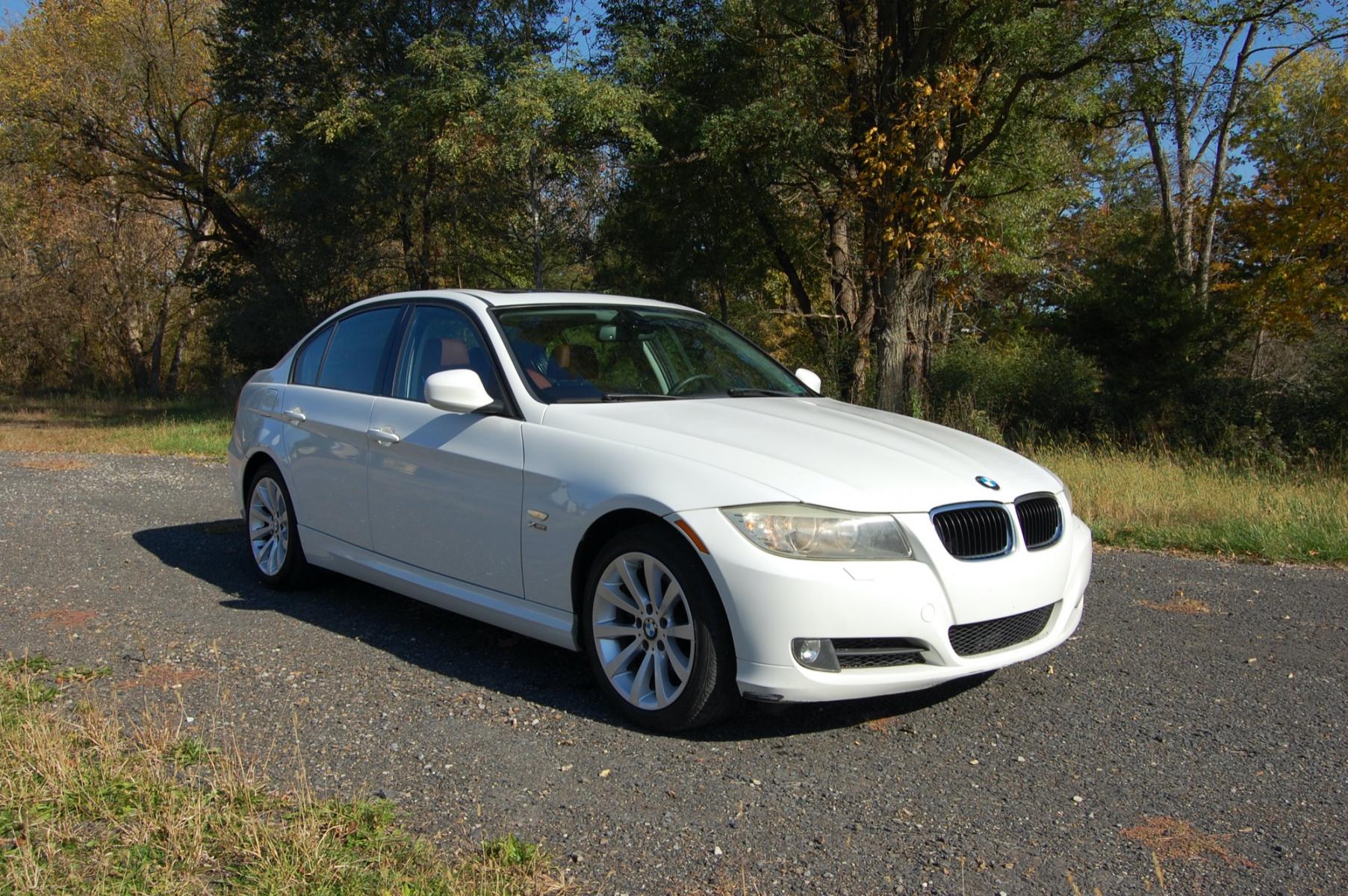 2011 White /Burgundy Leather BMW 3-Series 328i xDrive (WBAPK5C57BA) with an 3.0L L6 DOHC 24V engine, Automatic transmission, located at 6528 Lower York Road, New Hope, PA, 18938, (215) 862-9555, 40.358707, -74.977882 - Here for sale is a very nice 2011 BMW 328i XDrive sedan. Under the hood is a strong running 3.0 liter inline 6 cylinder which puts power to the AWD system via a smooth shifting automatic transmission. Features include; Burgundy leather interior, wood grain trim, keyless entry system, 2 master keys - Photo #6
