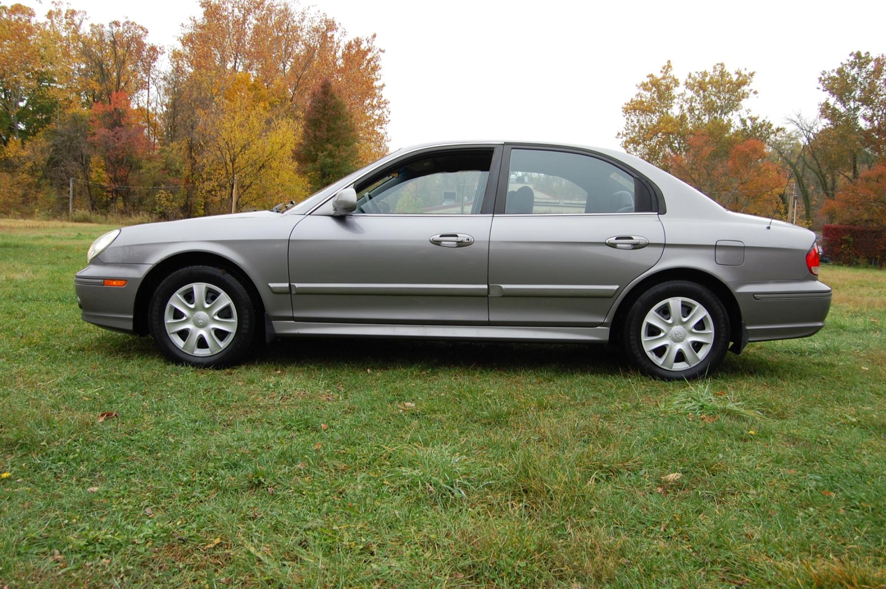 2005 Gray /grey cloth Hyundai Sonata Base (KMHWF25H15A) with an 2.7L V6 DOHC 24V engine, Automatic transmission, located at 6528 Lower York Road, New Hope, PA, 18938, (215) 862-9555, 40.358707, -74.977882 - 2005 Hyundai Sonata GL in Gray with gray cloth interior, FWD, 2.7 Liter V6 Auto transmission, Keyless entry, 1 remote, 1 key, cruise control, tilt steering, power windows, power locks, power mirrors, AM/FM/CD , dual airbags, side airbags, fog lights, 15" steel wheels with hubcaps, 4 good all season - Photo #1