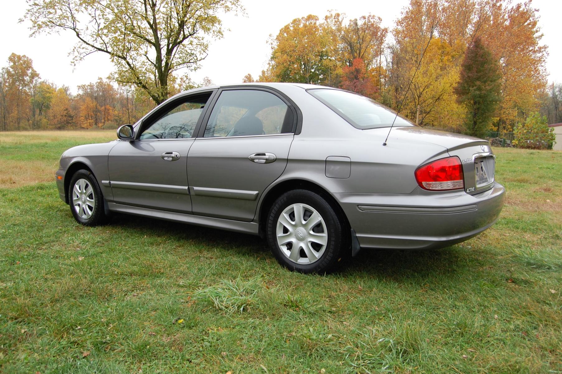 2005 Gray /grey cloth Hyundai Sonata Base (KMHWF25H15A) with an 2.7L V6 DOHC 24V engine, Automatic transmission, located at 6528 Lower York Road, New Hope, PA, 18938, (215) 862-9555, 40.358707, -74.977882 - 2005 Hyundai Sonata GL in Gray with gray cloth interior, FWD, 2.7 Liter V6 Auto transmission, Keyless entry, 1 remote, 1 key, cruise control, tilt steering, power windows, power locks, power mirrors, AM/FM/CD , dual airbags, side airbags, fog lights, 15" steel wheels with hubcaps, 4 good all season - Photo #2
