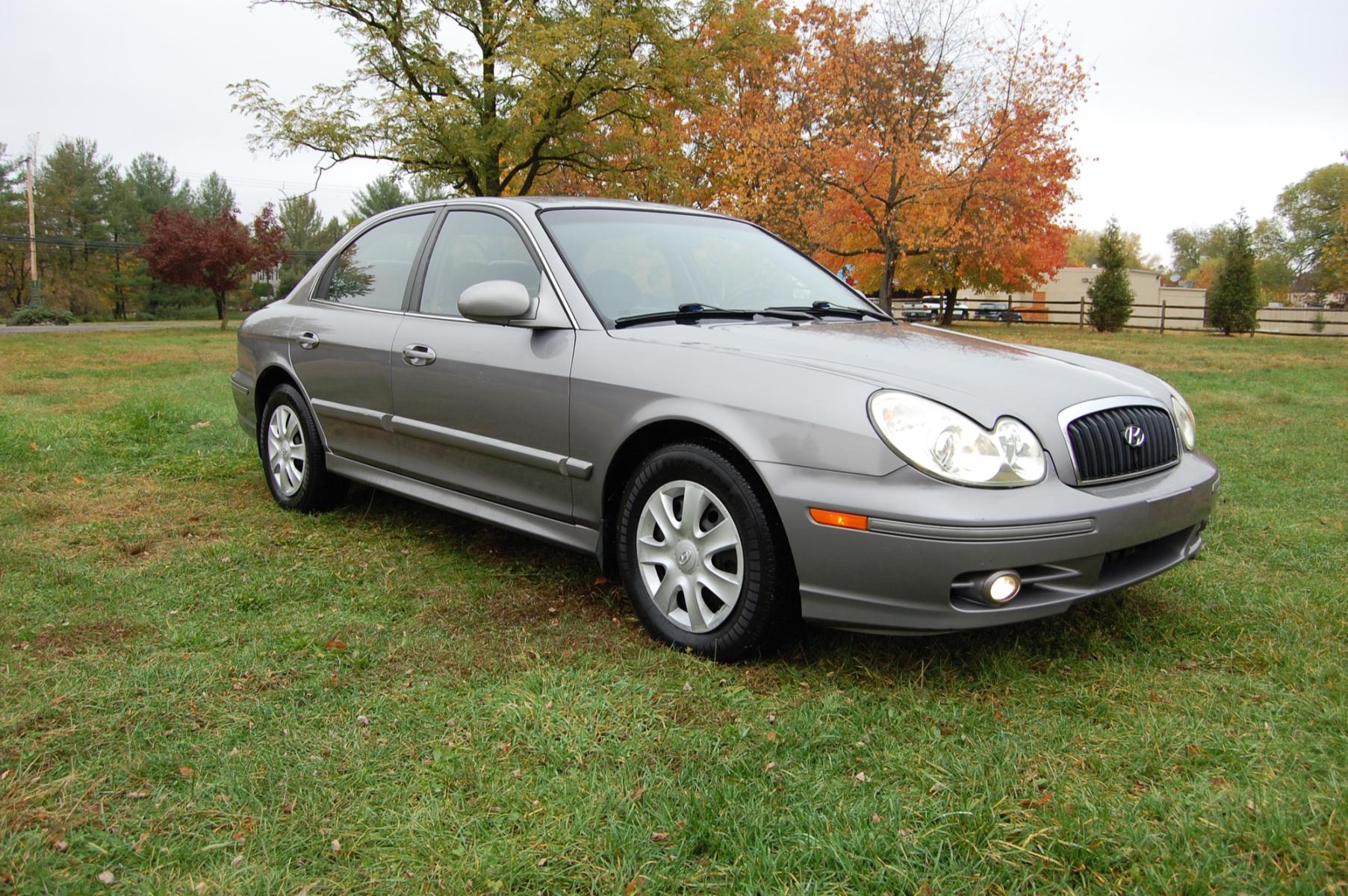 2005 Gray /grey cloth Hyundai Sonata Base (KMHWF25H15A) with an 2.7L V6 DOHC 24V engine, Automatic transmission, located at 6528 Lower York Road, New Hope, PA, 18938, (215) 862-9555, 40.358707, -74.977882 - 2005 Hyundai Sonata GL in Gray with gray cloth interior, FWD, 2.7 Liter V6 Auto transmission, Keyless entry, 1 remote, 1 key, cruise control, tilt steering, power windows, power locks, power mirrors, AM/FM/CD , dual airbags, side airbags, fog lights, 15" steel wheels with hubcaps, 4 good all season - Photo #3