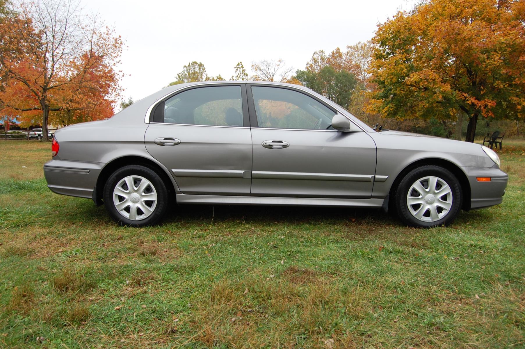 2005 Gray /grey cloth Hyundai Sonata Base (KMHWF25H15A) with an 2.7L V6 DOHC 24V engine, Automatic transmission, located at 6528 Lower York Road, New Hope, PA, 18938, (215) 862-9555, 40.358707, -74.977882 - 2005 Hyundai Sonata GL in Gray with gray cloth interior, FWD, 2.7 Liter V6 Auto transmission, Keyless entry, 1 remote, 1 key, cruise control, tilt steering, power windows, power locks, power mirrors, AM/FM/CD , dual airbags, side airbags, fog lights, 15" steel wheels with hubcaps, 4 good all season - Photo #4