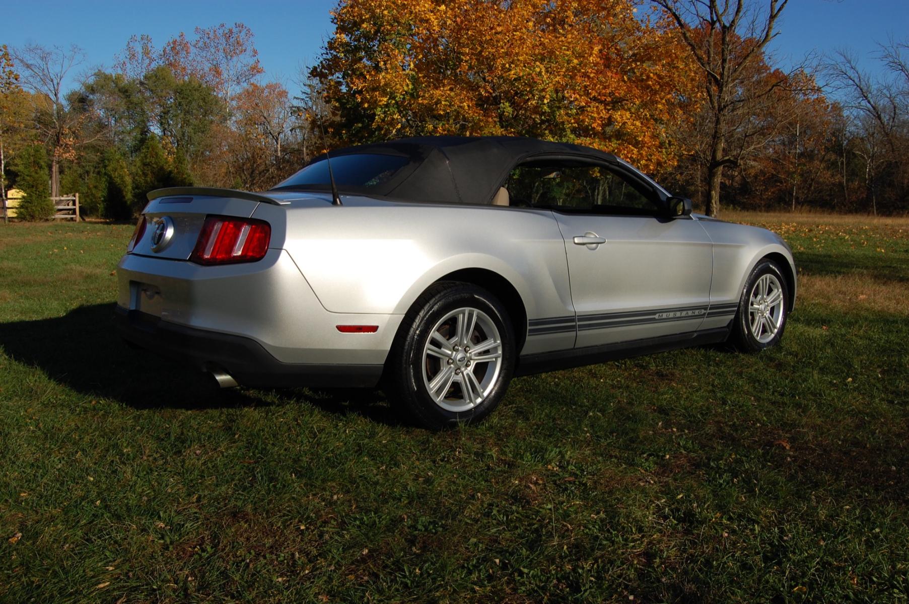 2010 Silver /Black leather Ford Mustang V6 Convertible (1ZVBP8ENXA5) with an 4.0L V6 OHC 12V engine, Automatic transmission, located at 6528 Lower York Road, New Hope, PA, 18938, (215) 862-9555, 40.358707, -74.977882 - Here for sale is a very nice 2010 Ford Mustang Convertible. Under the hood is a strong running 4.0 liter V6 which puts power to the rear wheels via a smooth shifting automatic transmission. Features include; Gray cloth interior, keyless entry system, 2 master keys, cruise control, tilt steering w - Photo #6