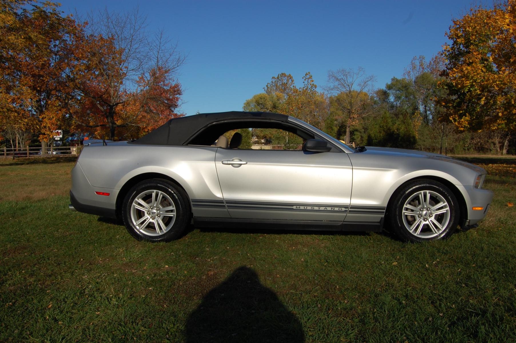2010 Silver /Black leather Ford Mustang V6 Convertible (1ZVBP8ENXA5) with an 4.0L V6 OHC 12V engine, Automatic transmission, located at 6528 Lower York Road, New Hope, PA, 18938, (215) 862-9555, 40.358707, -74.977882 - Here for sale is a very nice 2010 Ford Mustang Convertible. Under the hood is a strong running 4.0 liter V6 which puts power to the rear wheels via a smooth shifting automatic transmission. Features include; Gray cloth interior, keyless entry system, 2 master keys, cruise control, tilt steering w - Photo #7