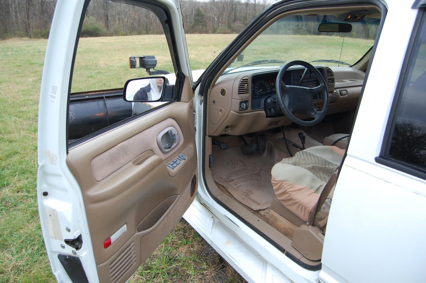 1995 White /tan GMC Suburban 1500 4WD (1GKFK16K2SJ) with an 5.7L V8 OHV 16V engine, 4-Speed Automatic Overdrive transmission, located at 6528 Lower York Road, New Hope, PA, 18938, (215) 862-9555, 40.358707, -74.977882 - This 1995 GMC 1500 Suburban SLT puts power to the ground via a 5.7L V8 with an automatic transmission with four wheel drive. The outside of this vehicle has a 9 foot Hiniker snow plow, white paint, running boards, 16 inch wheels, rain guards, rear barn doors, tow package and a roof rack. The interio - Photo #12