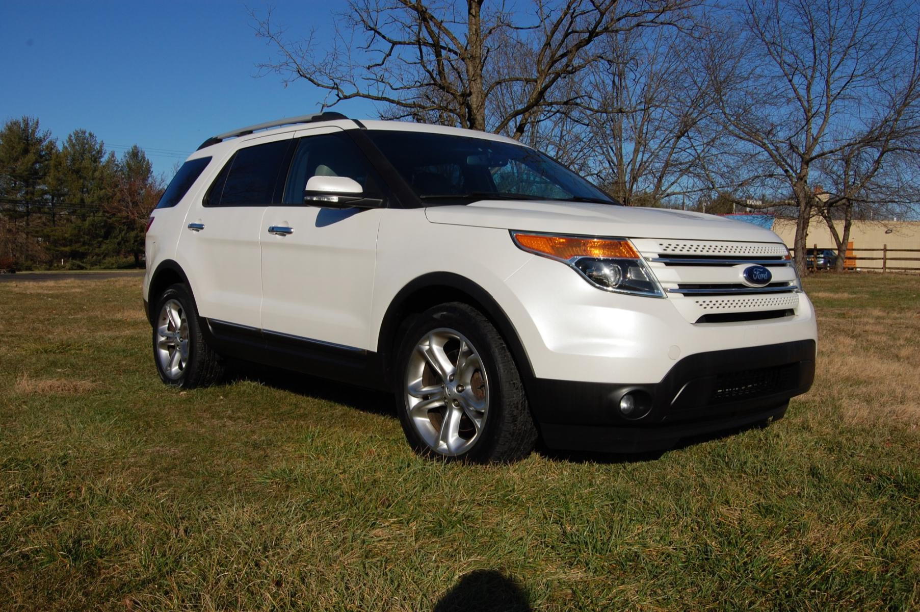 2013 White /Ivory Ford Explorer Limited 4WD (1FM5K8F83DG) with an 3.5L V6 DOHC 24V engine, 6-Speed Automatic transmission, located at 6528 Lower York Road, New Hope, PA, 18938, (215) 862-9555, 40.358707, -74.977882 - This beautiful 2013 Ford Explore Limited puts power to the ground via a 4WD automatic transmission. The outside of this SUV offers auto headlights, fog lights, front/rear windshield wipers, keyless entry, roof rack, 20 inch wheels with Hankook tires and a remote start system. Inside of this Explore - Photo #3