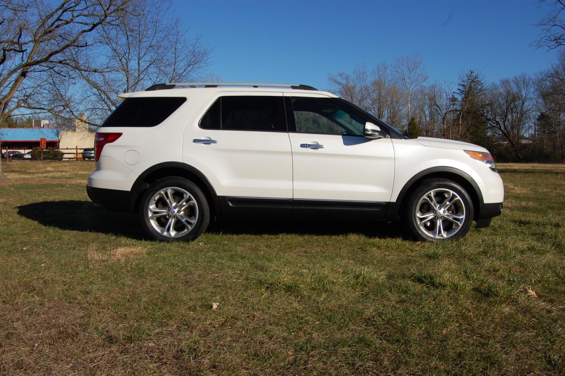 2013 White /Ivory Ford Explorer Limited 4WD (1FM5K8F83DG) with an 3.5L V6 DOHC 24V engine, 6-Speed Automatic transmission, located at 6528 Lower York Road, New Hope, PA, 18938, (215) 862-9555, 40.358707, -74.977882 - This beautiful 2013 Ford Explore Limited puts power to the ground via a 4WD automatic transmission. The outside of this SUV offers auto headlights, fog lights, front/rear windshield wipers, keyless entry, roof rack, 20 inch wheels with Hankook tires and a remote start system. Inside of this Explore - Photo #4