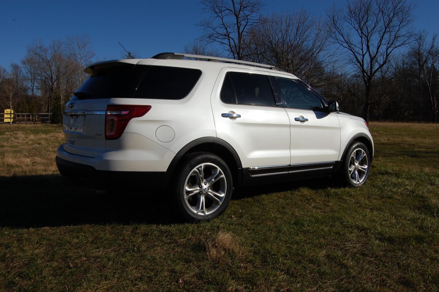 2013 White /Ivory Ford Explorer Limited 4WD (1FM5K8F83DG) with an 3.5L V6 DOHC 24V engine, 6-Speed Automatic transmission, located at 6528 Lower York Road, New Hope, PA, 18938, (215) 862-9555, 40.358707, -74.977882 - This beautiful 2013 Ford Explore Limited puts power to the ground via a 4WD automatic transmission. The outside of this SUV offers auto headlights, fog lights, front/rear windshield wipers, keyless entry, roof rack, 20 inch wheels with Hankook tires and a remote start system. Inside of this Explore - Photo #5