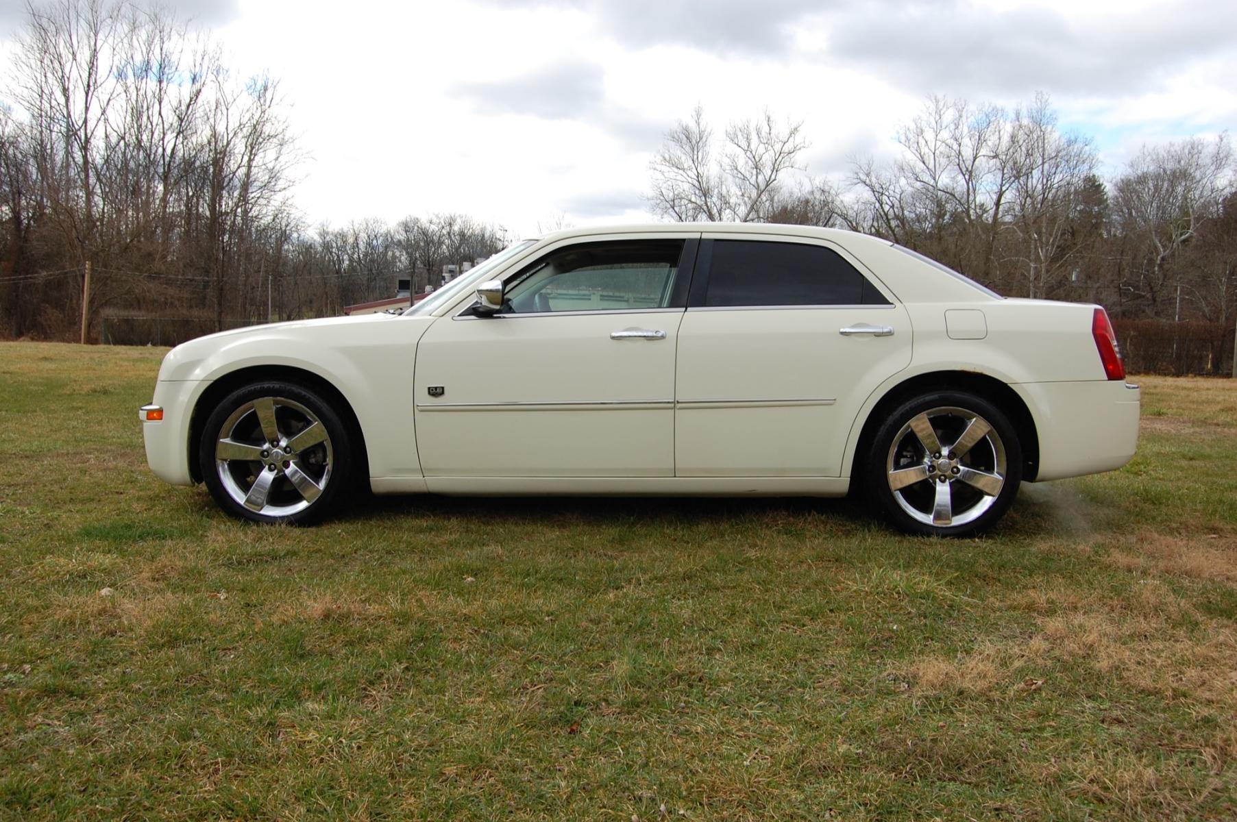 2008 White /Black Leather Chrysler 300 Touring (2C3KA53G18H) with an 3.5L V6 DOHC 24V engine, 4-Speed Automatic Overdrive transmission, located at 6528 Lower York Road, New Hope, PA, 18938, (215) 862-9555, 40.358707, -74.977882 - This beautiful Chrysler 300 DUB Edition has a 3.5L V6 putting power to the ground via an automatic transmission. The interior offers black leather seats with wood trim accents, AM/FM/SAT/AUX radio, cruise control, power windows, power locks, power drivers seat, power sun roof, tilt steering wheel an - Photo #1