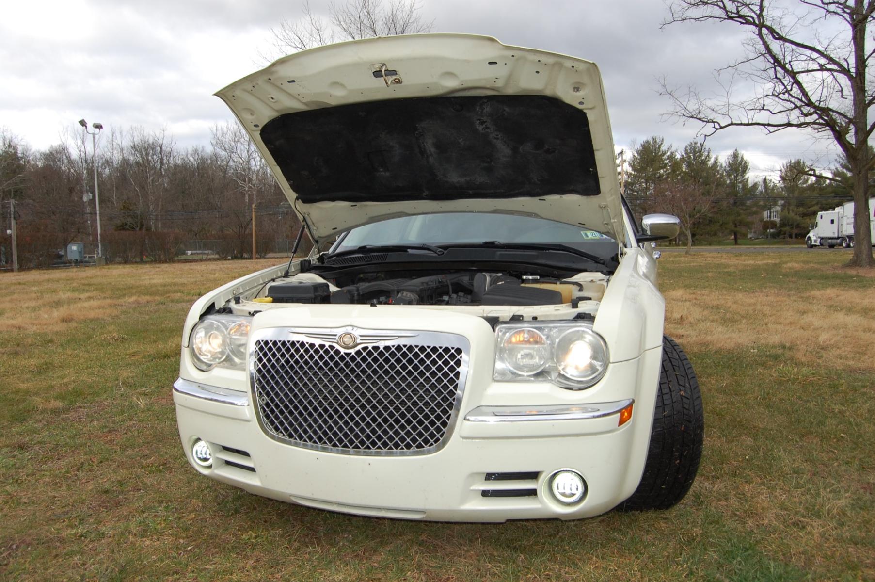2008 White /Black Leather Chrysler 300 Touring (2C3KA53G18H) with an 3.5L V6 DOHC 24V engine, 4-Speed Automatic Overdrive transmission, located at 6528 Lower York Road, New Hope, PA, 18938, (215) 862-9555, 40.358707, -74.977882 - This beautiful Chrysler 300 DUB Edition has a 3.5L V6 putting power to the ground via an automatic transmission. The interior offers black leather seats with wood trim accents, AM/FM/SAT/AUX radio, cruise control, power windows, power locks, power drivers seat, power sun roof, tilt steering wheel an - Photo #22