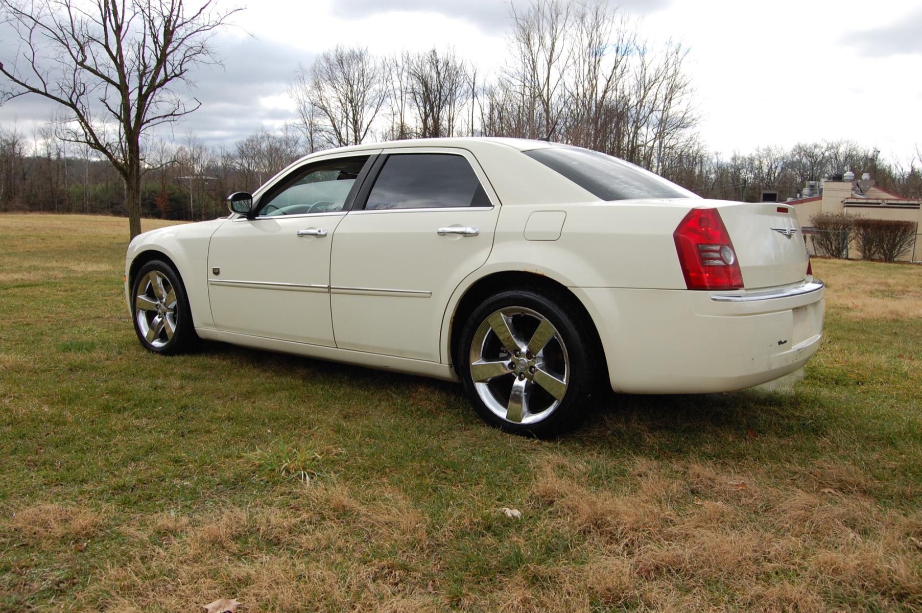 2008 White /Black Leather Chrysler 300 Touring (2C3KA53G18H) with an 3.5L V6 DOHC 24V engine, 4-Speed Automatic Overdrive transmission, located at 6528 Lower York Road, New Hope, PA, 18938, (215) 862-9555, 40.358707, -74.977882 - This beautiful Chrysler 300 DUB Edition has a 3.5L V6 putting power to the ground via an automatic transmission. The interior offers black leather seats with wood trim accents, AM/FM/SAT/AUX radio, cruise control, power windows, power locks, power drivers seat, power sun roof, tilt steering wheel an - Photo #2