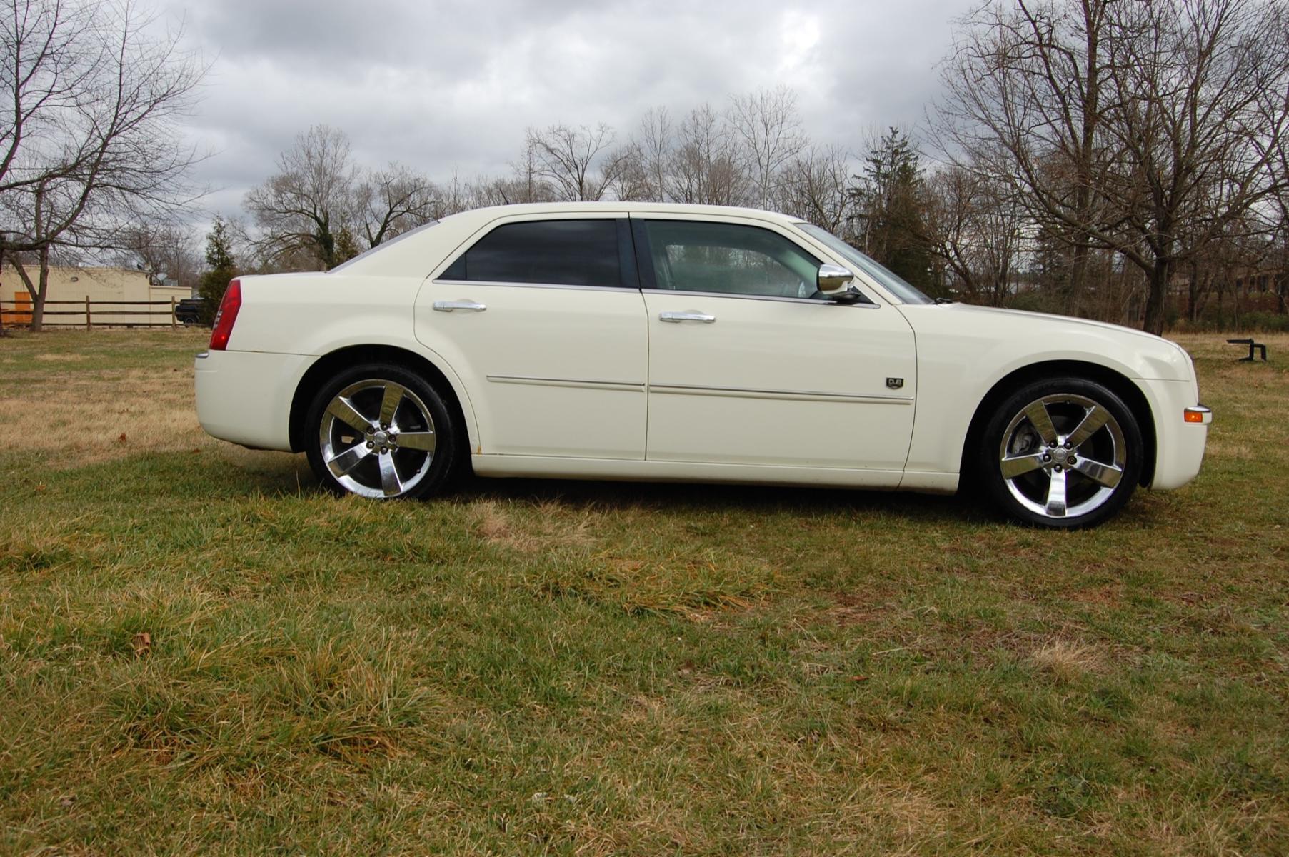 2008 White /Black Leather Chrysler 300 Touring (2C3KA53G18H) with an 3.5L V6 DOHC 24V engine, 4-Speed Automatic Overdrive transmission, located at 6528 Lower York Road, New Hope, PA, 18938, (215) 862-9555, 40.358707, -74.977882 - This beautiful Chrysler 300 DUB Edition has a 3.5L V6 putting power to the ground via an automatic transmission. The interior offers black leather seats with wood trim accents, AM/FM/SAT/AUX radio, cruise control, power windows, power locks, power drivers seat, power sun roof, tilt steering wheel an - Photo #4
