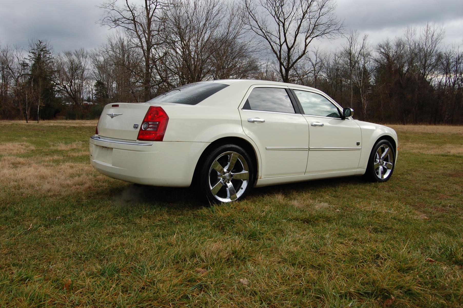 2008 White /Black Leather Chrysler 300 Touring (2C3KA53G18H) with an 3.5L V6 DOHC 24V engine, 4-Speed Automatic Overdrive transmission, located at 6528 Lower York Road, New Hope, PA, 18938, (215) 862-9555, 40.358707, -74.977882 - This beautiful Chrysler 300 DUB Edition has a 3.5L V6 putting power to the ground via an automatic transmission. The interior offers black leather seats with wood trim accents, AM/FM/SAT/AUX radio, cruise control, power windows, power locks, power drivers seat, power sun roof, tilt steering wheel an - Photo #5