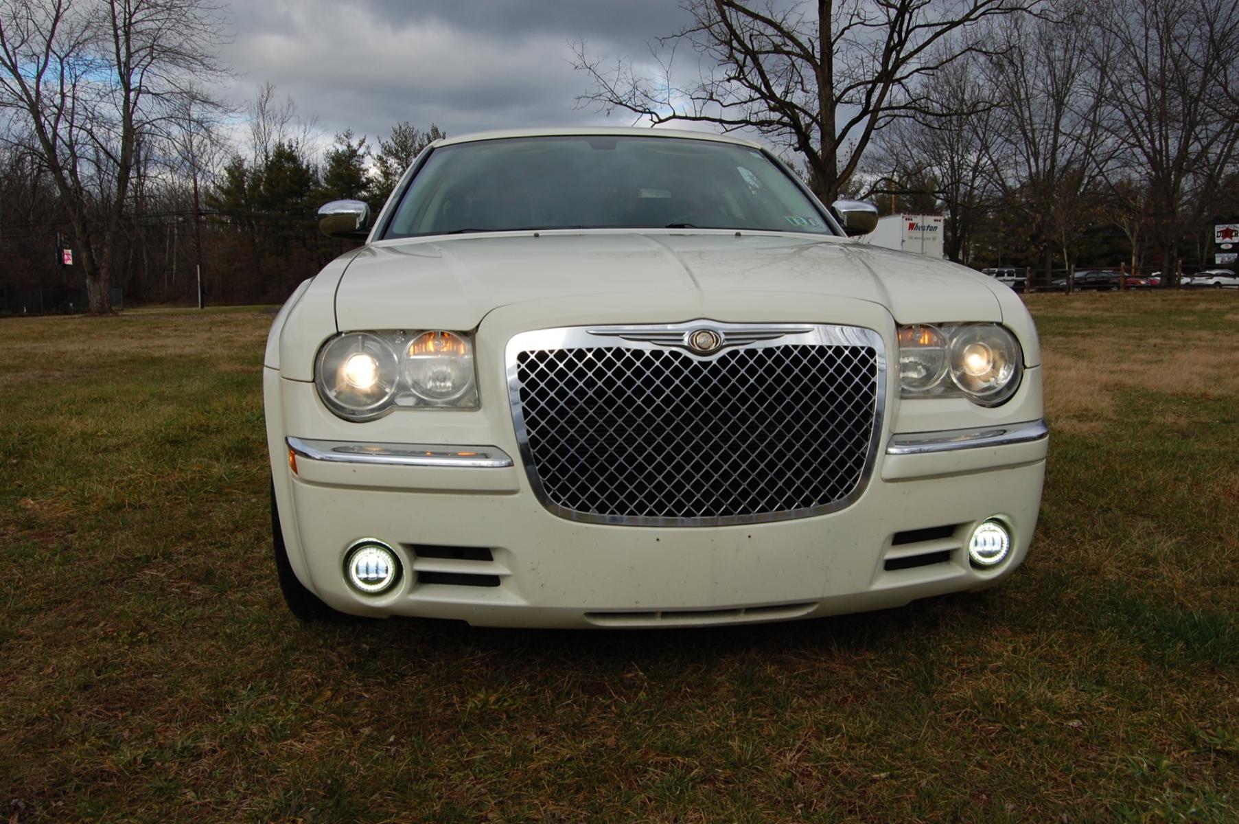2008 White /Black Leather Chrysler 300 Touring (2C3KA53G18H) with an 3.5L V6 DOHC 24V engine, 4-Speed Automatic Overdrive transmission, located at 6528 Lower York Road, New Hope, PA, 18938, (215) 862-9555, 40.358707, -74.977882 - This beautiful Chrysler 300 DUB Edition has a 3.5L V6 putting power to the ground via an automatic transmission. The interior offers black leather seats with wood trim accents, AM/FM/SAT/AUX radio, cruise control, power windows, power locks, power drivers seat, power sun roof, tilt steering wheel an - Photo #6
