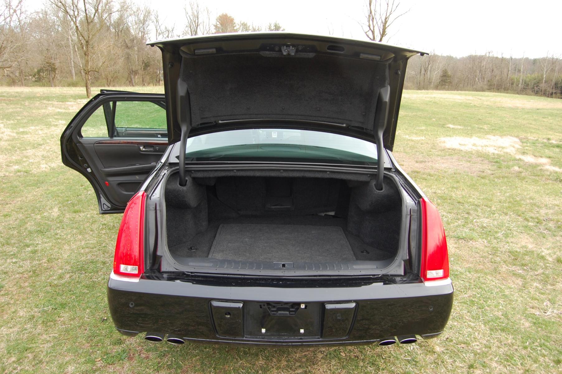 2011 Black /Black leather Cadillac DTS Premium w/ Navi (1G6KH5E66BU) with an 4.6L V8 DOHC 32V engine, 4-Speed Automatic transmission, located at 6528 Lower York Road, New Hope, PA, 18938, (215) 862-9555, 40.358707, -74.977882 - Photo #13