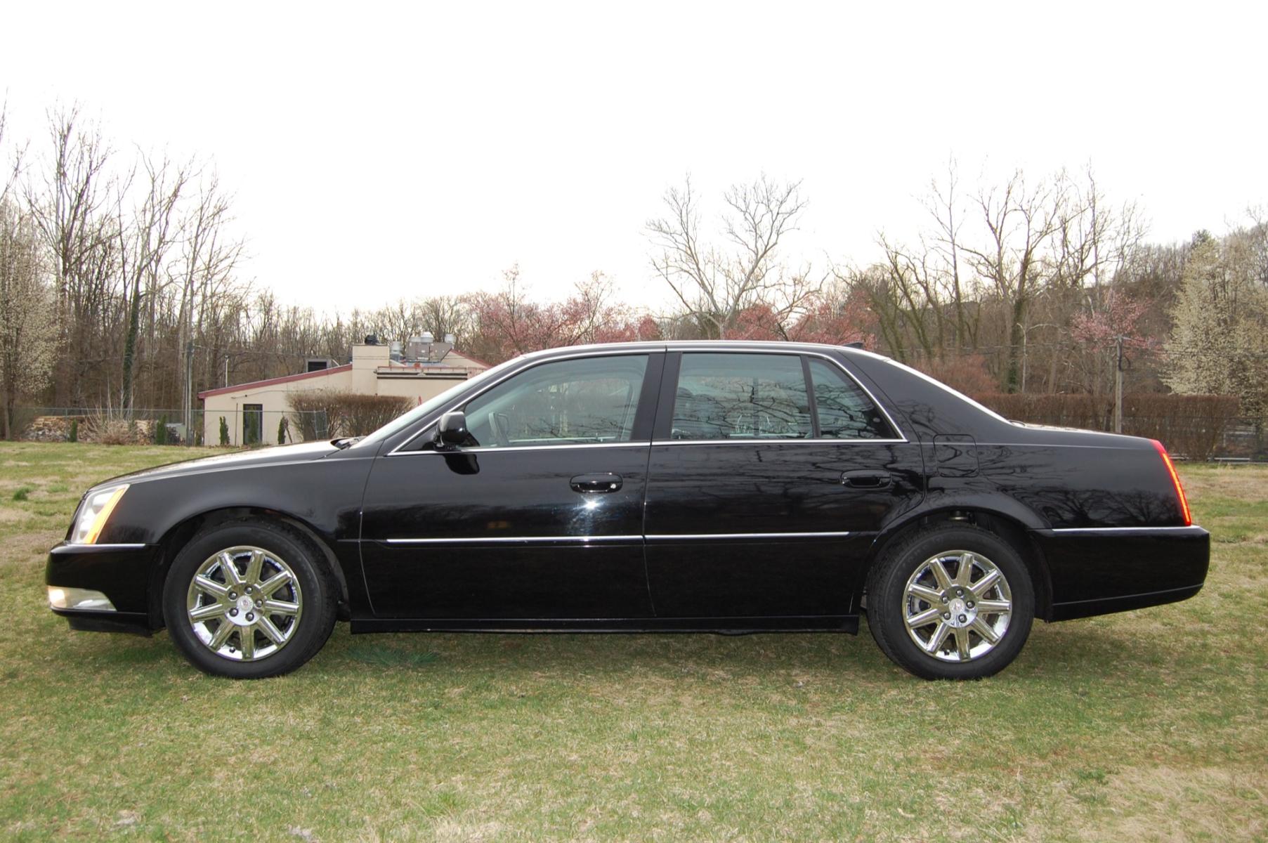 2011 Black /Black leather Cadillac DTS Premium w/ Navi (1G6KH5E66BU) with an 4.6L V8 DOHC 32V engine, 4-Speed Automatic transmission, located at 6528 Lower York Road, New Hope, PA, 18938, (215) 862-9555, 40.358707, -74.977882 - Here for sale is a very nice 2011 Cadillac DTS. Under the hood is a strong running 4.6 liter V8 which puts power to the front wheels via a smooth shifting automatic transmission. Features include; Black leather interior, wood grain trim, keyless entry system, on key, one remote, remote start, crui - Photo #1