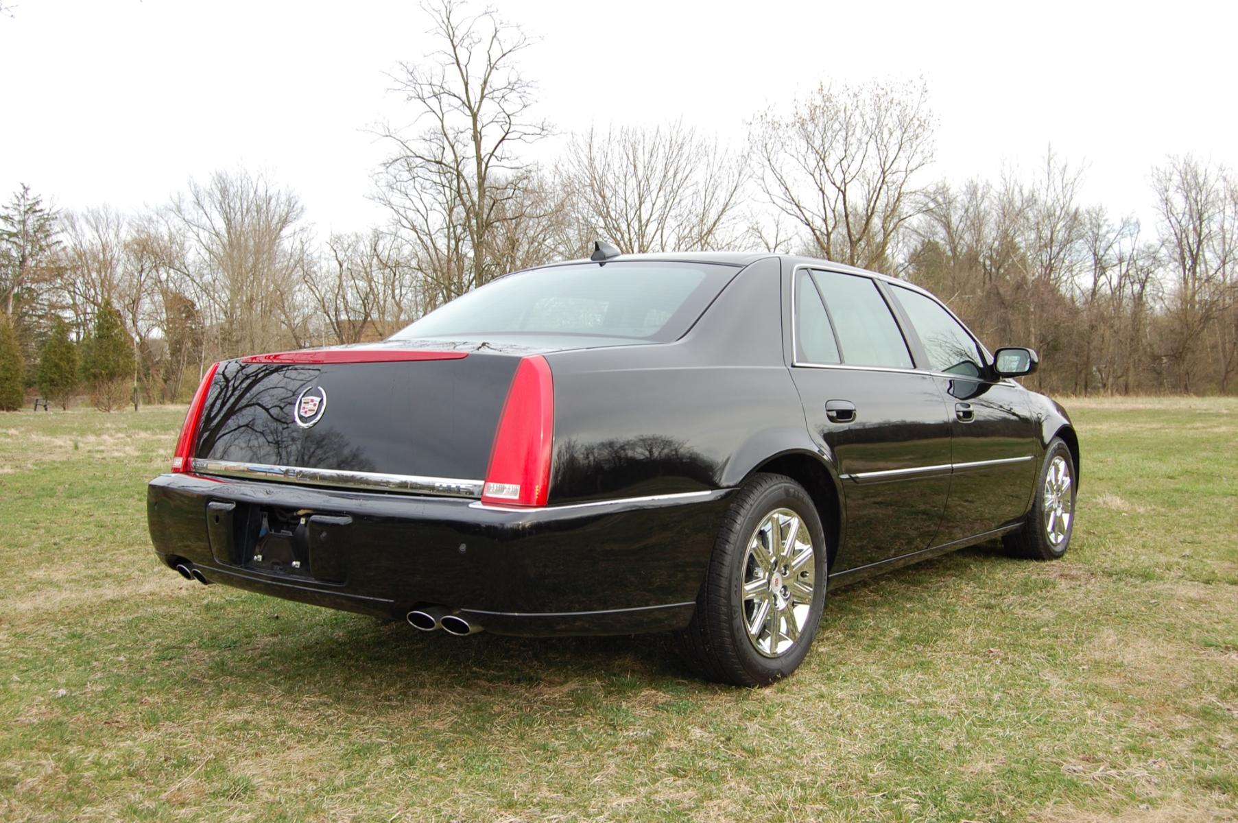 2011 Black /Black leather Cadillac DTS Premium w/ Navi (1G6KH5E66BU) with an 4.6L V8 DOHC 32V engine, 4-Speed Automatic transmission, located at 6528 Lower York Road, New Hope, PA, 18938, (215) 862-9555, 40.358707, -74.977882 - Here for sale is a very nice 2011 Cadillac DTS. Under the hood is a strong running 4.6 liter V8 which puts power to the front wheels via a smooth shifting automatic transmission. Features include; Black leather interior, wood grain trim, keyless entry system, on key, one remote, remote start, crui - Photo #4