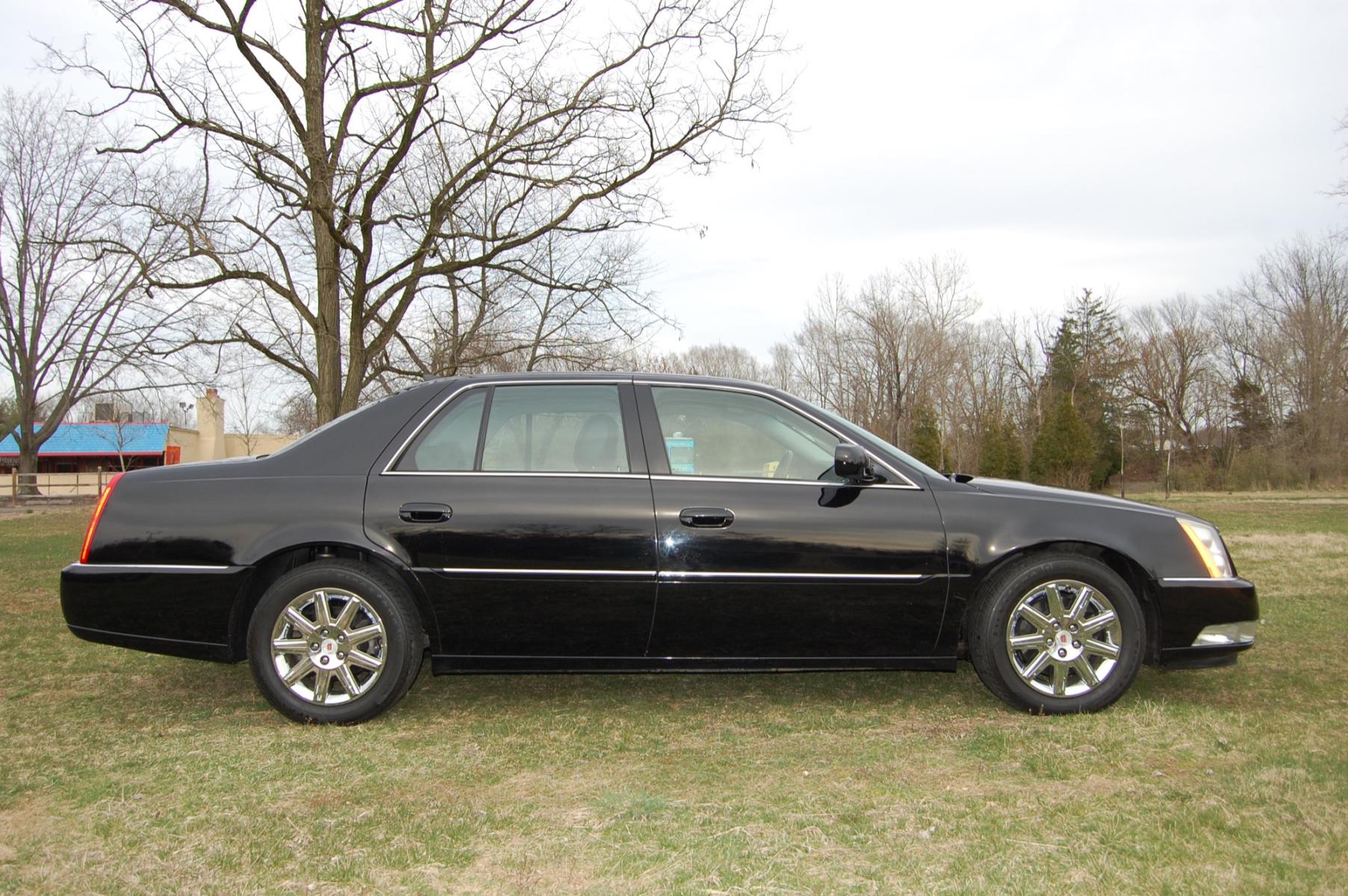 2011 Black /Black leather Cadillac DTS Premium w/ Navi (1G6KH5E66BU) with an 4.6L V8 DOHC 32V engine, 4-Speed Automatic transmission, located at 6528 Lower York Road, New Hope, PA, 18938, (215) 862-9555, 40.358707, -74.977882 - Photo #5