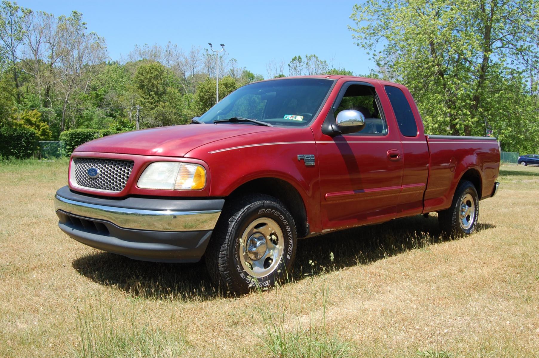 2000 RED /Gray Cloth Ford F-150 Lariat SuperCab Long Bed 2WD (2FTRX17L8YC) with an 5.4L V8 SOHC 16V engine, Automatic transmission, located at 6528 Lower York Road, New Hope, PA, 18938, (215) 862-9555, 40.358707, -74.977882 - Here we have a F150 with a 4.6L V8 putting power to the rear wheels via an automatic transmission. The interior offers gray cloth, heat/AC, AM/FM/TAPE radio unit, cruise control, tilt steering wheel, power windows/locks/mirrors and front airbags for safety. The exterior offers red paint, 16 inch all - Photo #0