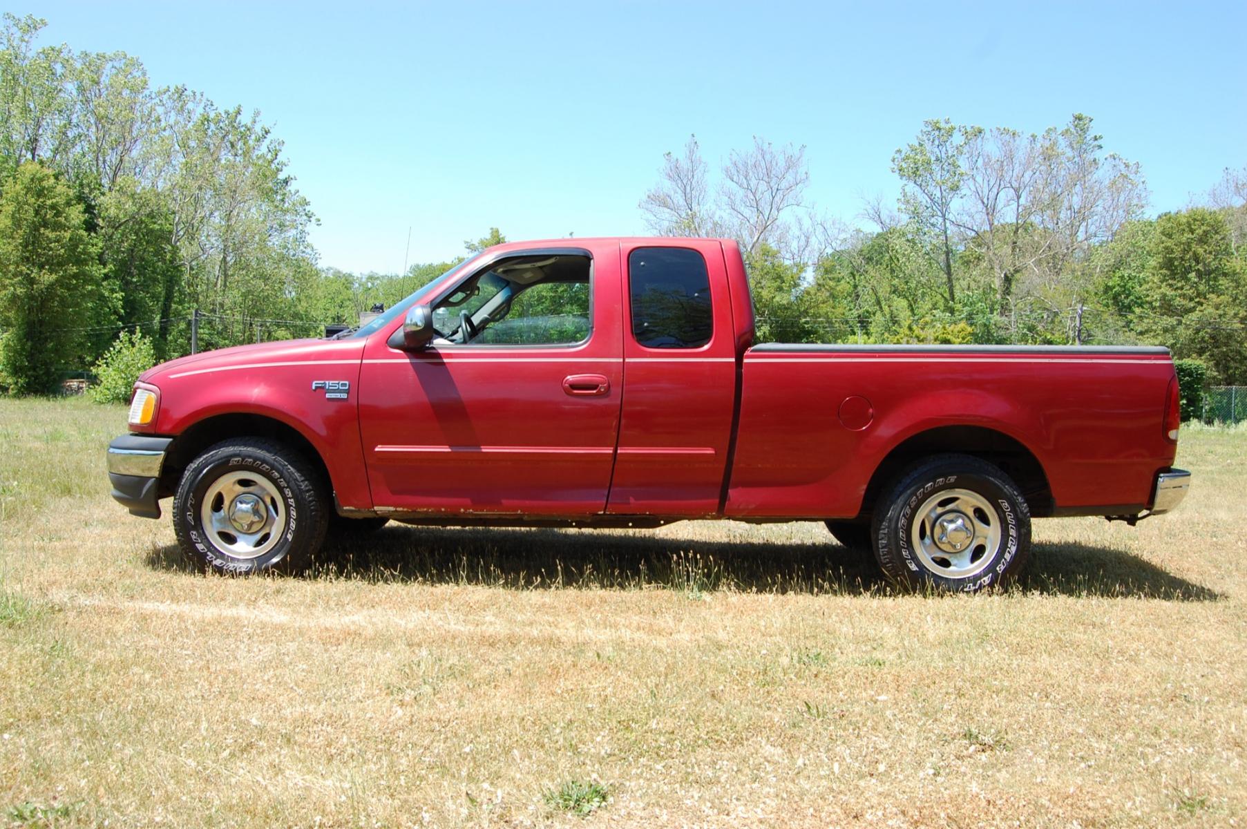 2000 RED /Gray Cloth Ford F-150 Lariat SuperCab Long Bed 2WD (2FTRX17L8YC) with an 5.4L V8 SOHC 16V engine, Automatic transmission, located at 6528 Lower York Road, New Hope, PA, 18938, (215) 862-9555, 40.358707, -74.977882 - Here we have a F150 with a 4.6L V8 putting power to the rear wheels via an automatic transmission. The interior offers gray cloth, heat/AC, AM/FM/TAPE radio unit, cruise control, tilt steering wheel, power windows/locks/mirrors and front airbags for safety. The exterior offers red paint, 16 inch all - Photo #1
