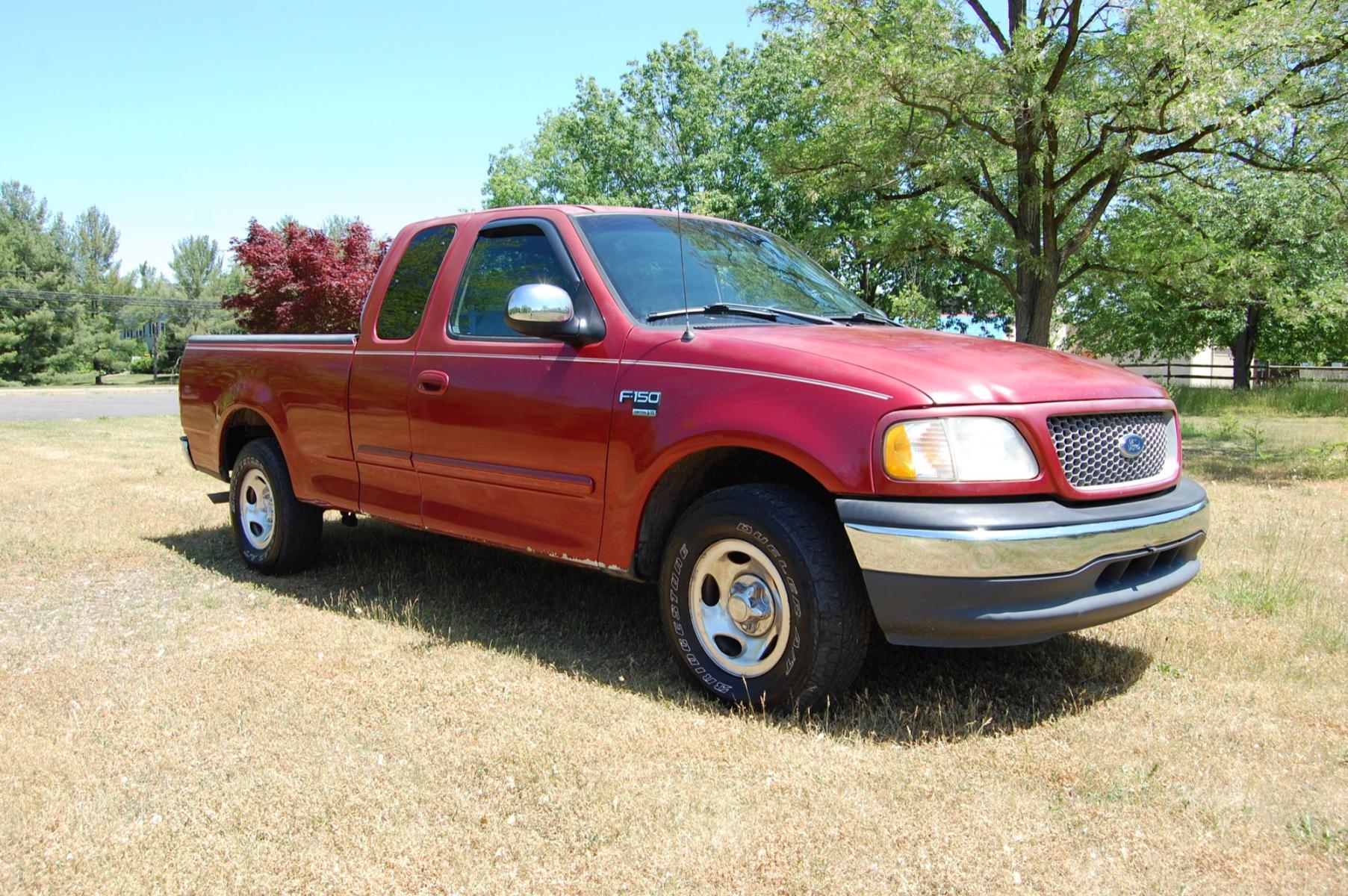 2000 RED /Gray Cloth Ford F-150 Lariat SuperCab Long Bed 2WD (2FTRX17L8YC) with an 5.4L V8 SOHC 16V engine, Automatic transmission, located at 6528 Lower York Road, New Hope, PA, 18938, (215) 862-9555, 40.358707, -74.977882 - Here we have a F150 with a 4.6L V8 putting power to the rear wheels via an automatic transmission. The interior offers gray cloth, heat/AC, AM/FM/TAPE radio unit, cruise control, tilt steering wheel, power windows/locks/mirrors and front airbags for safety. The exterior offers red paint, 16 inch all - Photo #3