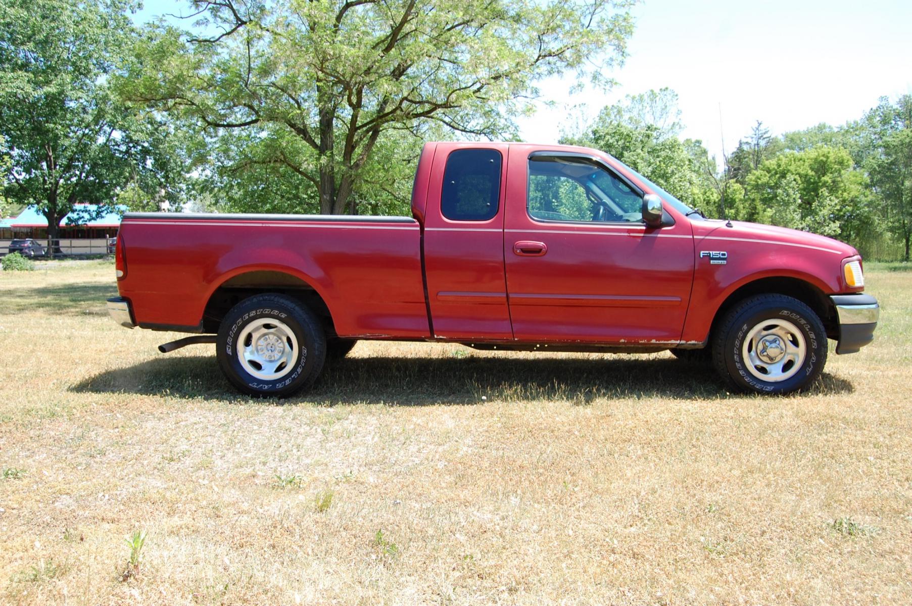2000 RED /Gray Cloth Ford F-150 Lariat SuperCab Long Bed 2WD (2FTRX17L8YC) with an 5.4L V8 SOHC 16V engine, Automatic transmission, located at 6528 Lower York Road, New Hope, PA, 18938, (215) 862-9555, 40.358707, -74.977882 - Here we have a F150 with a 4.6L V8 putting power to the rear wheels via an automatic transmission. The interior offers gray cloth, heat/AC, AM/FM/TAPE radio unit, cruise control, tilt steering wheel, power windows/locks/mirrors and front airbags for safety. The exterior offers red paint, 16 inch all - Photo #4