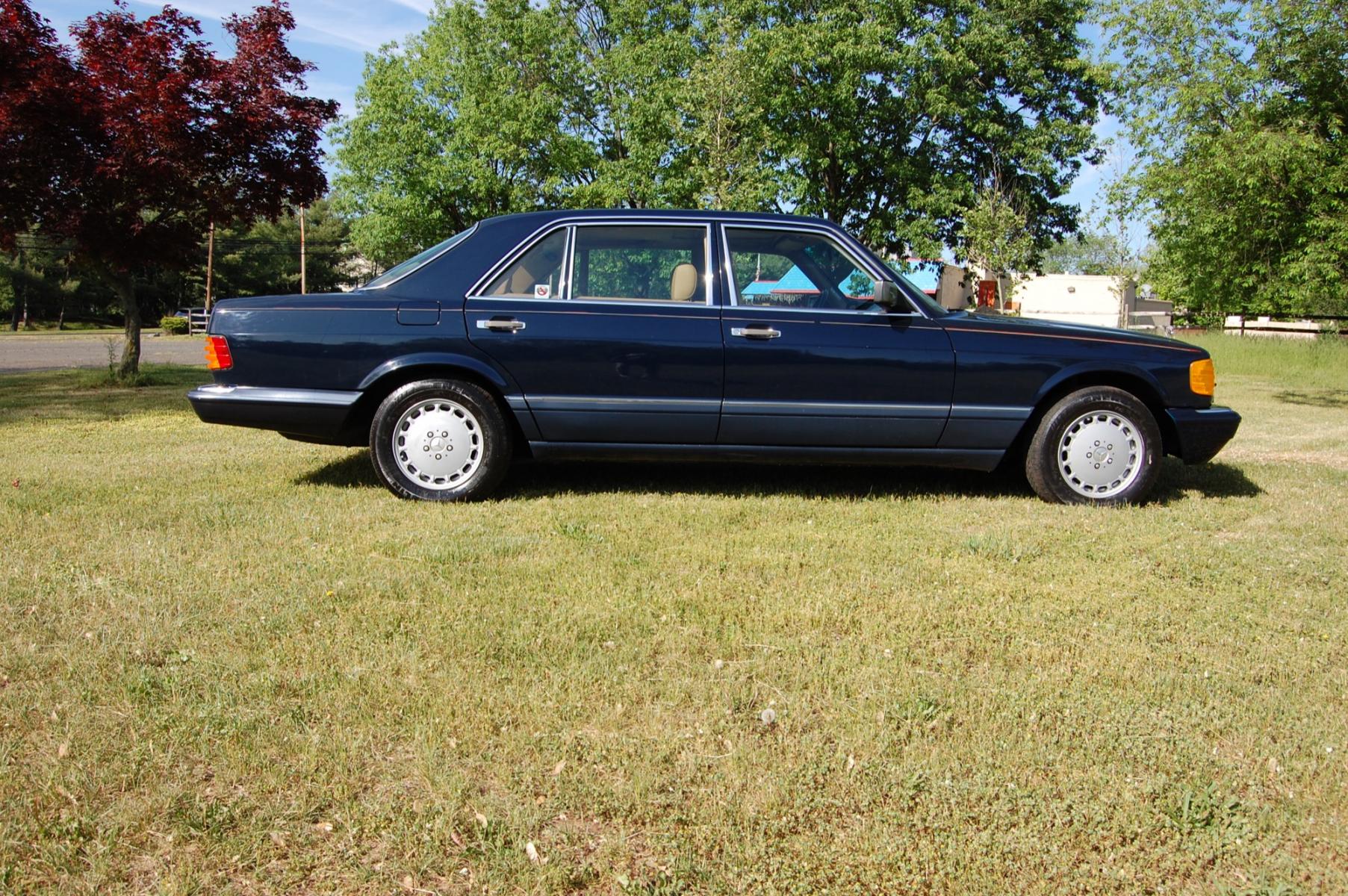 1989 Blue /Tan leather Mercedes-Benz 300 SEL (WDBCA25DXKA) with an 3.0L L6 SOHC 12V engine, 4-Speed Automatic transmission, located at 6528 Lower York Road, New Hope, PA, 18938, (215) 862-9555, 40.358707, -74.977882 - Here for sale is a very nice 1989 Mercedes-Benz 300SEL. Under the hood is a strong running 3.0 liter inline 6 cylinder which puts power to the rear wheels via good shifting automatic transmission. Features include; Tan leather interior, wood grain trim, power windows, power moonroof, power seats, - Photo #1